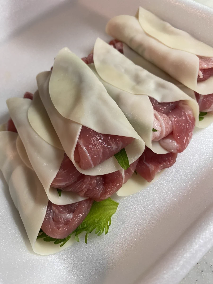 簡単だけど美味い！？餃子の皮に豚肉としそを雑に挟んで焼いて食べるのが最高！