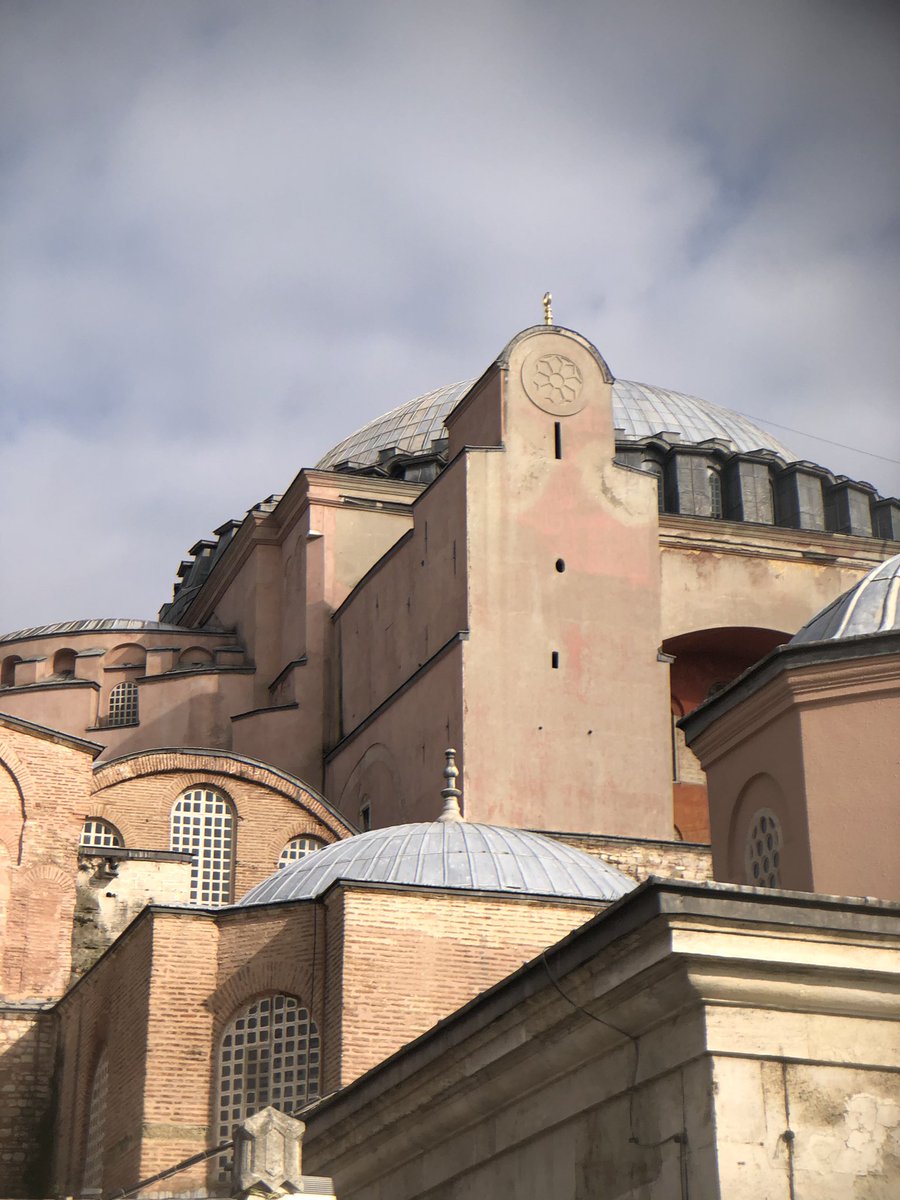 Aghia Sophia, gak nyangka bisa ngeliat langsung. Dulunya gereja abis itu sempet jadi museum, lalu sekarang berubah jadi mesjid. Dibangun tahun 523, ternyata semegah ini!

<a href="/goturkey/">GoTürkiye</a> #ReTurkey #SafeTourismTurkey #Istanbul