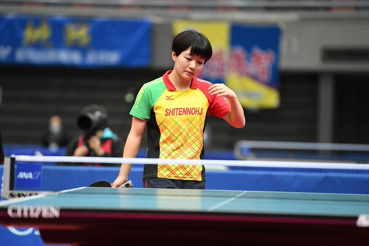 卓球レポート 21全日本卓球 ジュニア女子決勝 大藤沙月 四天王寺高 3 0 横井咲桜 四天王寺高 終始 試合の主導権を握った大藤が横井 写真右 をストレートで下し 堂々のジュニア女子2連覇達成です おめでとうございます 卓レポ 卓球
