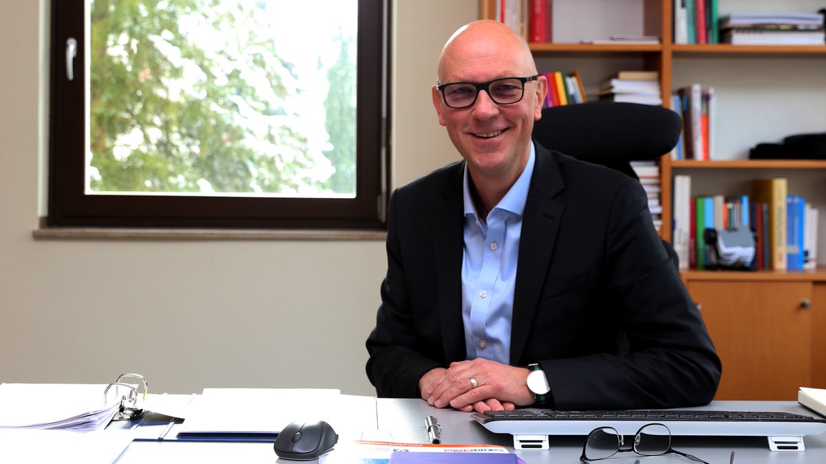 DerVdDD's tweet photo. Während des Zivildienstes hatte er einen Schlüsselmoment, in dem er das „Wesen von Diakonie“ erlebte. Heute ist Dr. Michael Gerhard neuer kaufmännischer Vorstand der #Hephata #Diakonie (@HephataD) in #Hessen. Hier geht es zum Portrait: https://t.co/jtQTmAUgnU @nh24de https://t.co/kgXHLmidBD