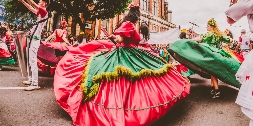 3/3 #TBT This traditional form of carnival parading, percussion, and dance has deep roots in Afro-Brazilian traditions and is a major form of carnival in Recife, Brazil. If you would like to dance us please contact us to get involved.
.
BrazilianDance #Dance #AfroBrazilianDance