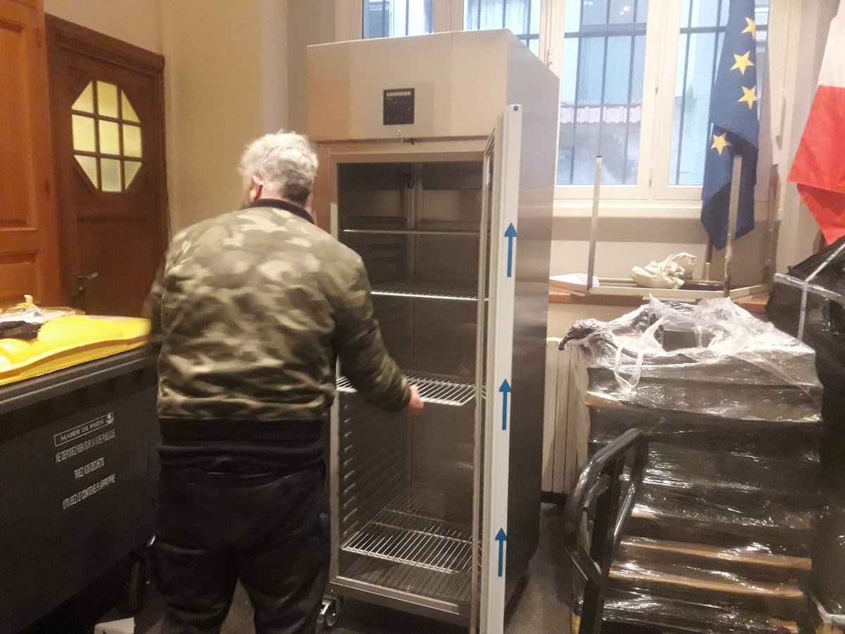 mairie15's tweet photo. La Mairie de #Paris15 continue de se préparer à l’ouverture de son centre de #vaccination grand public (+ de 75 ans) en début de semaine prochaine, avec la livraison ce matin de réfrigérateurs médicaux qui permettront de conserver les doses de vaccin en toute sécurité #COVID19 https://t.co/RWjFtEi1RU