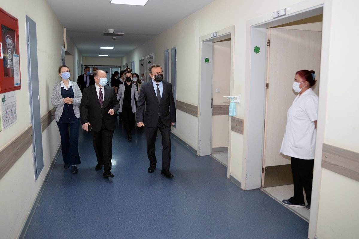 askilavuz's tweet photo. Sağlık Bakanlığı'mızın temin ettiği Covid-19 aşıları için tüm alt yapı çalışmalarımızı tamamladık. Hastanemizde kurulan 'Aşı Birimi' ile önceliği sağlık personelimize vermek kaydıyla tüm aşı uygulama işlemlerimizi güvenli şekilde yürüteceğiz. Ülkemize ve milletimize hayırlı olsun https://t.co/cDEzaZYuic