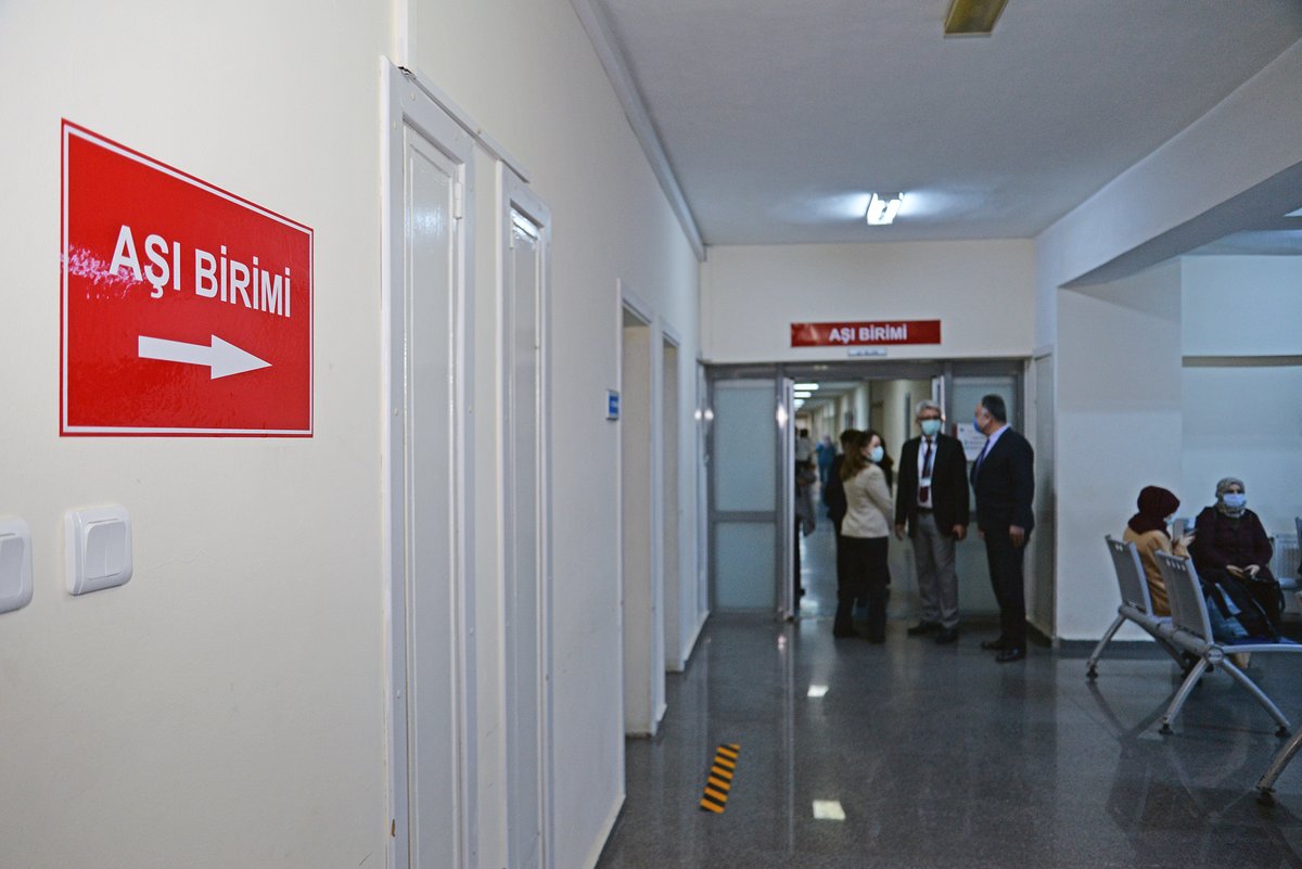 askilavuz's tweet photo. Sağlık Bakanlığı'mızın temin ettiği Covid-19 aşıları için tüm alt yapı çalışmalarımızı tamamladık. Hastanemizde kurulan 'Aşı Birimi' ile önceliği sağlık personelimize vermek kaydıyla tüm aşı uygulama işlemlerimizi güvenli şekilde yürüteceğiz. Ülkemize ve milletimize hayırlı olsun https://t.co/cDEzaZYuic