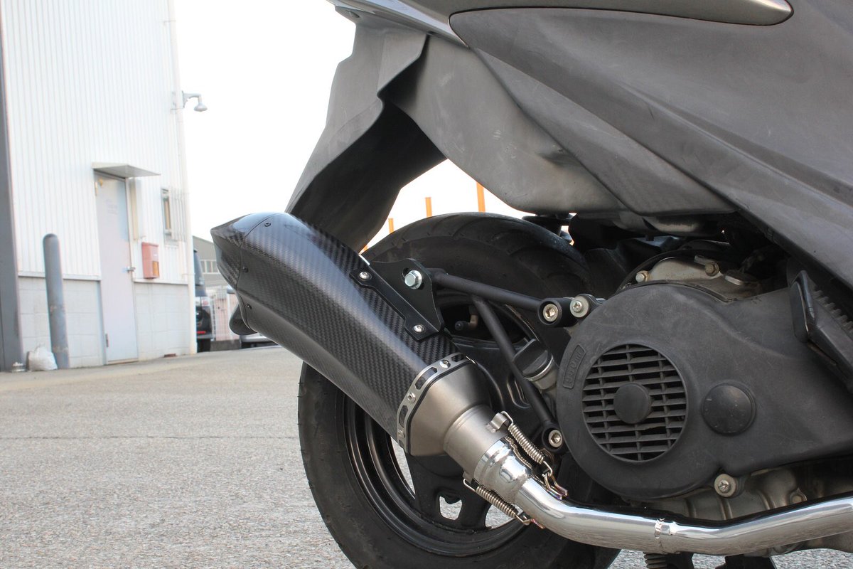 Valiente2611's tweet photo. アドレスV125S用マフラーの写真撮影です📹
バナナ形状の異形サイレンサーを使用しております😊👍
V125Sをご愛用の方はお楽しみに!!
#v125s
#アドレス
#CF4MA https://t.co/yAobLx1AS0