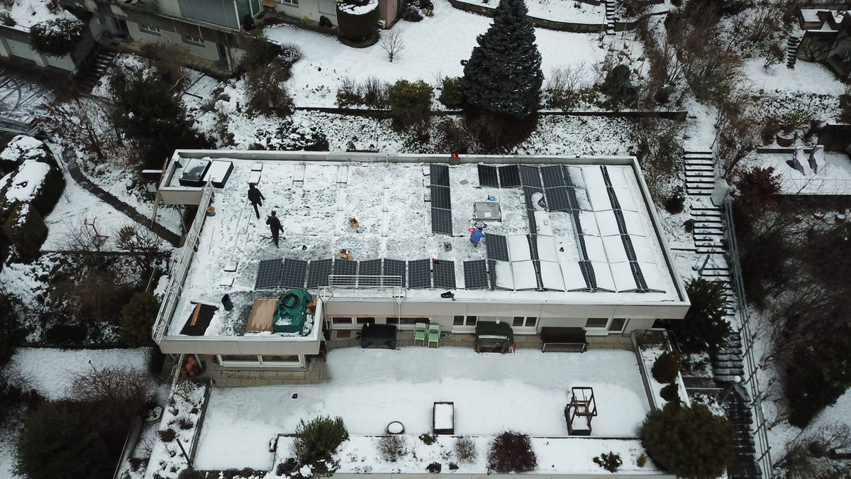 helionauten's tweet photo. #EGch Montage-Crew grüsst aus #Bremgarten: Die #Energiewende lässt sich nicht stoppen! Wir bauen auch bei geschlossenen Restaurants &amp; Kälte neuen #Solaranlagen...zwar etwas weniger enthusiastisch als sonst, aber wir bleiben dran. Für mehr #Solarstrom sorgt https://t.co/8qVia7arew https://t.co/p1bjRwq7fz
