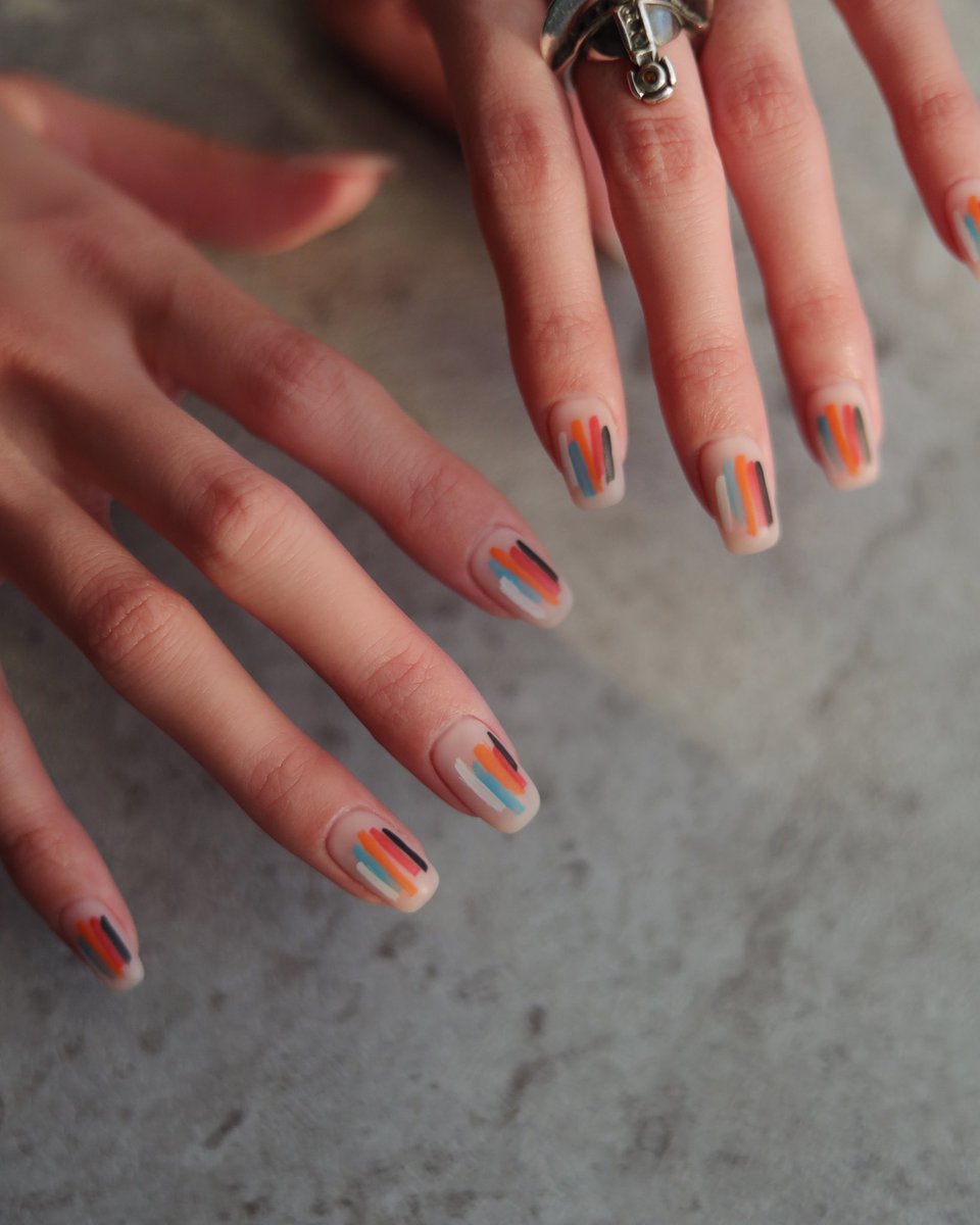 Si Oux スー 赤髪 ネイルを わかるひとにはわかるエヴァンゲリオン仕様にいたしました おしゃれな痛ネイル 痛くない 痛ネイル 無痛ネイル を目指しました マットな質感と筆の軌跡の抜け感 親指のデザインも霧化粧でオトナな印象に キテレツネイル