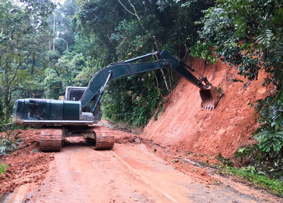 RcBentong's tweet photo. #teamroadcare kerja bersih #tanahruntuh di #ft55 sec45.7 #raub @PetraJayaMP @MOWorks @JKRMalaysia @CSFJ_JKR @JKRPAHANG @JKR_Raub @Roadcare_Msia @Roadcare_Phg @ZTTCSFJ https://t.co/x1Xa0ISByp