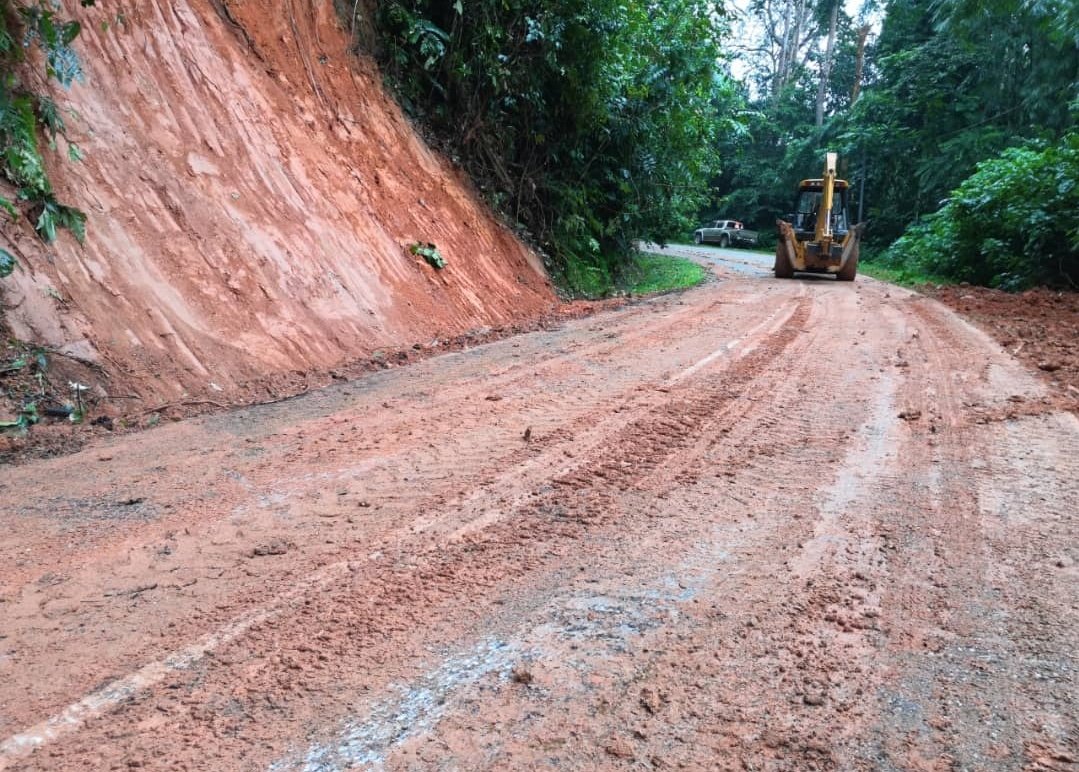 RcBentong's tweet photo. #teamroadcare kerja bersih #tanahruntuh di #ft55 sec45.7 #raub @PetraJayaMP @MOWorks @JKRMalaysia @CSFJ_JKR @JKRPAHANG @JKR_Raub @Roadcare_Msia @Roadcare_Phg @ZTTCSFJ https://t.co/x1Xa0ISByp