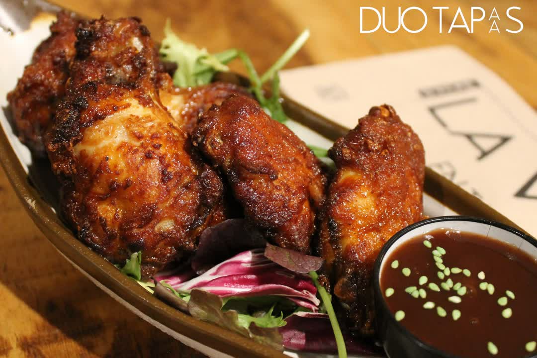 Pues no sé ha quedado el día para unas alitas de pollo del Dúo 😂😂

<a href="/LaVidaEnTapas/">La Vida</a> #alameda #Sevillahoy #TDSGastro #TdsActualidad #GastronomiaSevilla #food #foodporn #Seville #tapas #slowfood #Gastro #AlitasDePollo #DuoTapas #SameSameButDifferent