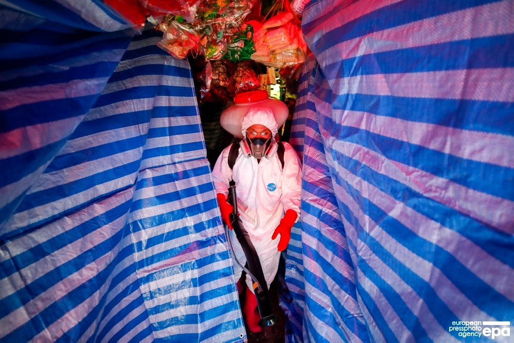 EPA_Images's tweet photo. A man dressed in a hazmat suit (C) sprays disinfectant around Klong Toey wet market in Bangkok, Thailand, 14 January 2021. 📷 epa-efe / Diego Azubel
#thailnad #bangkok #KlongToey #covid19 #epaphotos #photojournalism https://t.co/f08yoVStDW