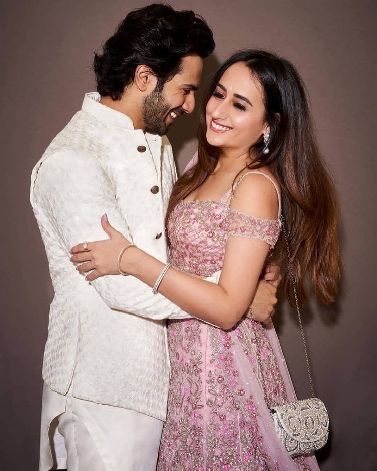 filmfare's tweet photo. Rumour has it that #VarunDhawan and #NatashaDalal will be tying the knot on January 24. https://t.co/hxQY3LPYJR