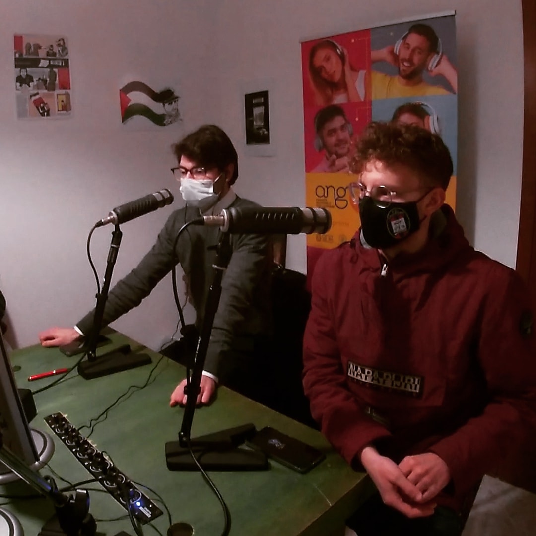 RadioBarrioLive's tweet photo. Quotidiani, riviste, libri... Quale sarà il futuro del cartaceo e quanto incide il fenomeno del digitale nella lettura dei più giovani. Nicola e Antonio ne discutono insieme allo scrittore Claudio Metallo.

Alle 17:30 su https://t.co/jyn8k1Qqjo il nuovo podcast di #ComGeneration https://t.co/jURCyFiRqS
