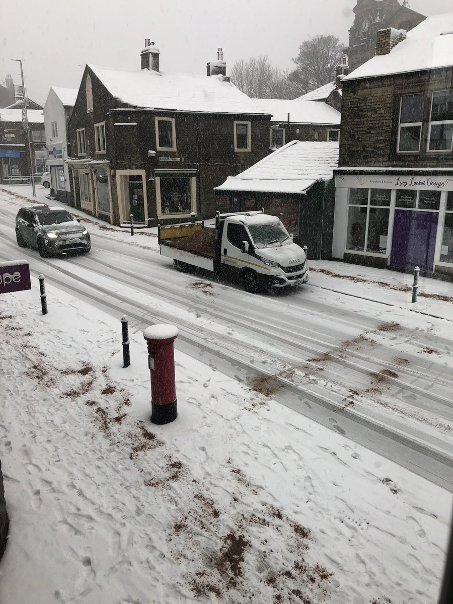 Leeds City Council about 15 hours too late gritting! 🤦🏻‍♀️ #leedscitycouncil <a href="/LeedsCC_News/">Leeds Council News</a>