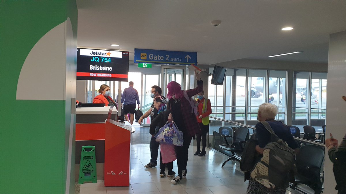 vagabond_mad's tweet photo. The last thing I heard out of @Mazland's mouth before they left was 'oh shit!' Going to miss you all @crattray! #mkitty #leaving https://t.co/XHeWM6sUqY