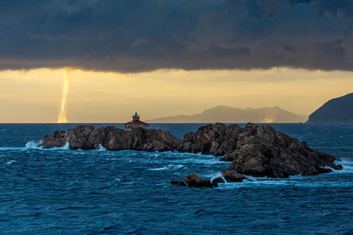 DHMZ_HR's tweet photo. 🖼️ Dvostruki vrtlozi, 📍Dubrovnik
📷 Mislav Bilić, #kalendarDHMZ #2021 #studeni @Grad_Dubrovnik
https://t.co/HfjNob1k0Z https://t.co/cWDlk6JNId