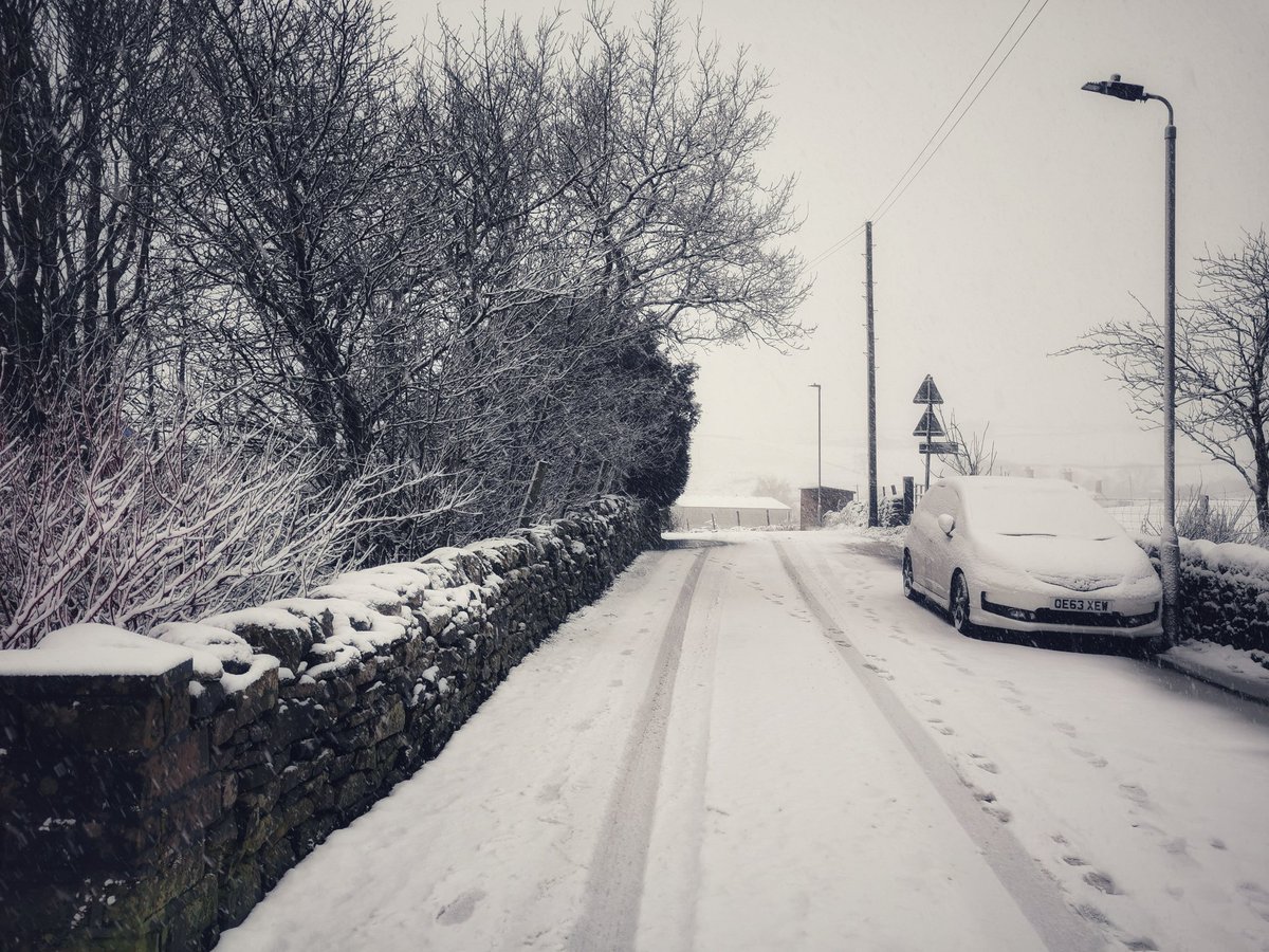 3 of the 5 ways to wellbeing boxed off during the morning  'commute to the office':
1: Be Active (#WalkFromHome)
2: Learn (listened to an audio book)
3: Take Notice (LOOK AT THE SNOW!)
Just need to box off Connect & Give now to complete all 5 😊
#Wellbeing
@GmWalks @GreaterSport