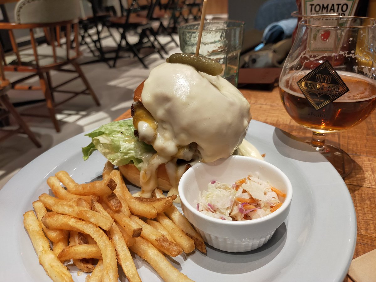 石谷玲 いしやれい 立川 グリーンスプリングス のunder The Cascadeさんのラクレットチーズフォンデュ バーガー チーズソースの量が半端ない チーズのオーバーフロー たっぷり 熱く ドロリと溢れてます 相変わらずビーフパティも旨いし 最高ですな