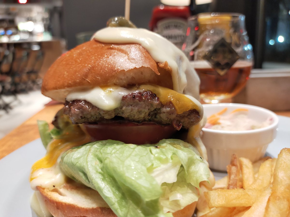 石谷玲 いしやれい 立川 グリーンスプリングス のunder The Cascadeさんのラクレットチーズフォンデュ バーガー チーズソースの量が半端ない チーズのオーバーフロー たっぷり 熱く ドロリと溢れてます 相変わらずビーフパティも旨いし 最高ですな