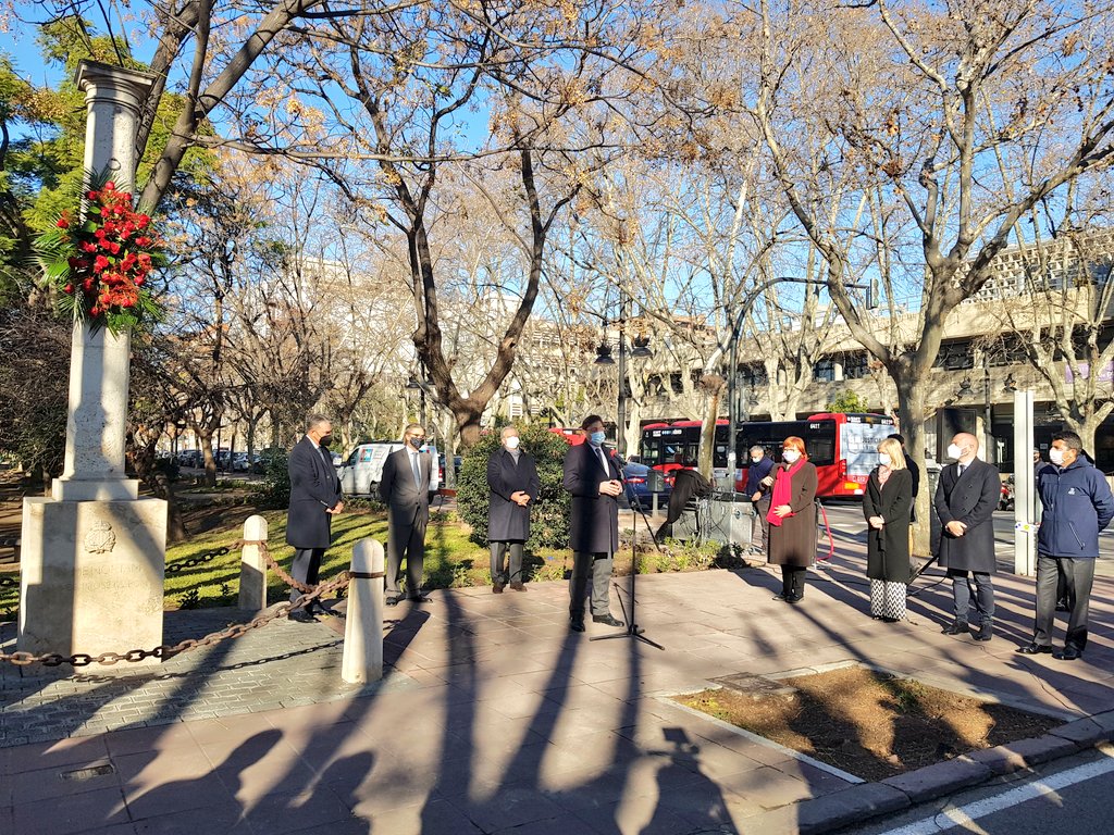 GVAjusticia's tweet photo. 📸Bravo, junto con el President de @generalitat, participa en el homenaje al profesor Broseta en el 29 aniversario de su asesinato por la banda terrorista ETA.Organizado por la fundación @AmigosBroseta se ha convertido en un acto social de memoria para las víctimas del terrorismo https://t.co/Gj31TmJqgv