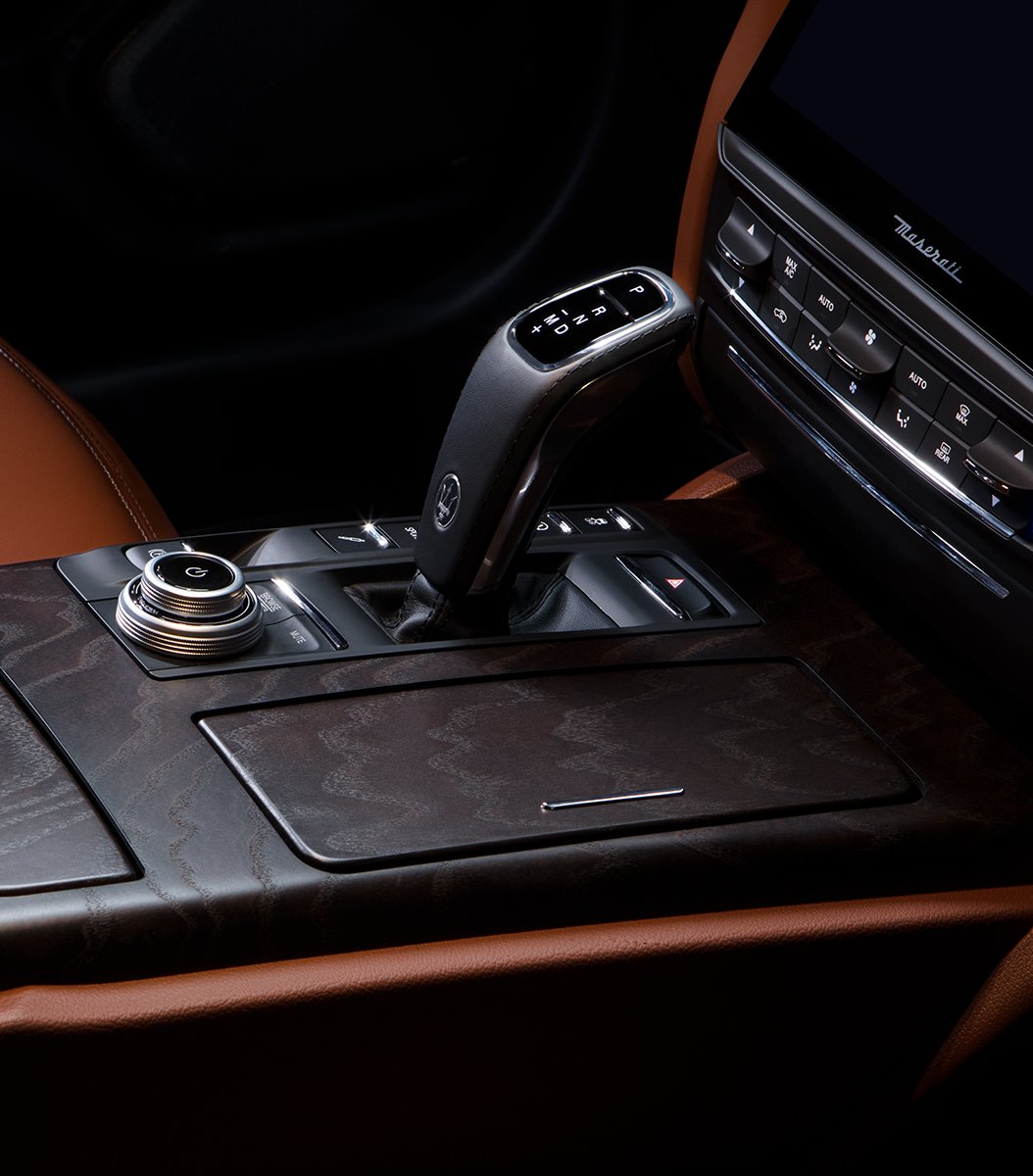 Signature details keep you in command while the Maserati Intelligent Assistant delivers entertainment for everyone onboard.
bit.ly/TwitterQuattro…
#MaseratiQuattroporte
#Maserati
