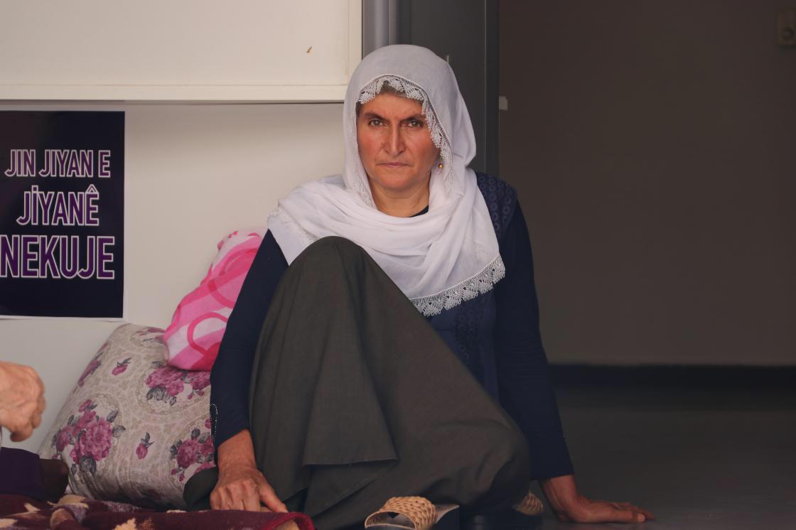 ibrahimCanTR's tweet photo. "Oğlumu getirin yoksa dünyayı başınıza yıkarım!"

Diyarbakır Annelerinin PKK terörüne darbe vuran isyanı acılı bir annenin feryadıyla başladı.

#EvlatNöbetinde500gün https://t.co/KzqmhPCoZr