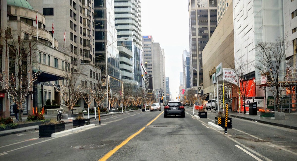 inHrEye's tweet image. Curbs being installed along the #BikeTO #ActiveTO route through Yorkville on Bloor Street East - further improvements coming later this year. Please watch signage and be mindful of installation crews working between Church and Queens Park.