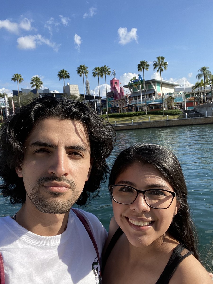 Tlmd104's tweet photo. @nailogical This is what popped up, my boyfriend and I at universal studios lol https://t.co/TRKgoogqsf