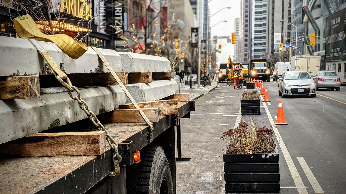 inHrEye's tweet image. Curbs being installed along the #BikeTO #ActiveTO route through Yorkville on Bloor Street East - further improvements coming later this year. Please watch signage and be mindful of installation crews working between Church and Queens Park.
