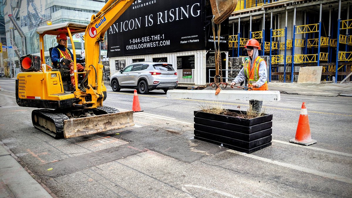 inHrEye's tweet image. Curbs being installed along the #BikeTO #ActiveTO route through Yorkville on Bloor Street East - further improvements coming later this year. Please watch signage and be mindful of installation crews working between Church and Queens Park.