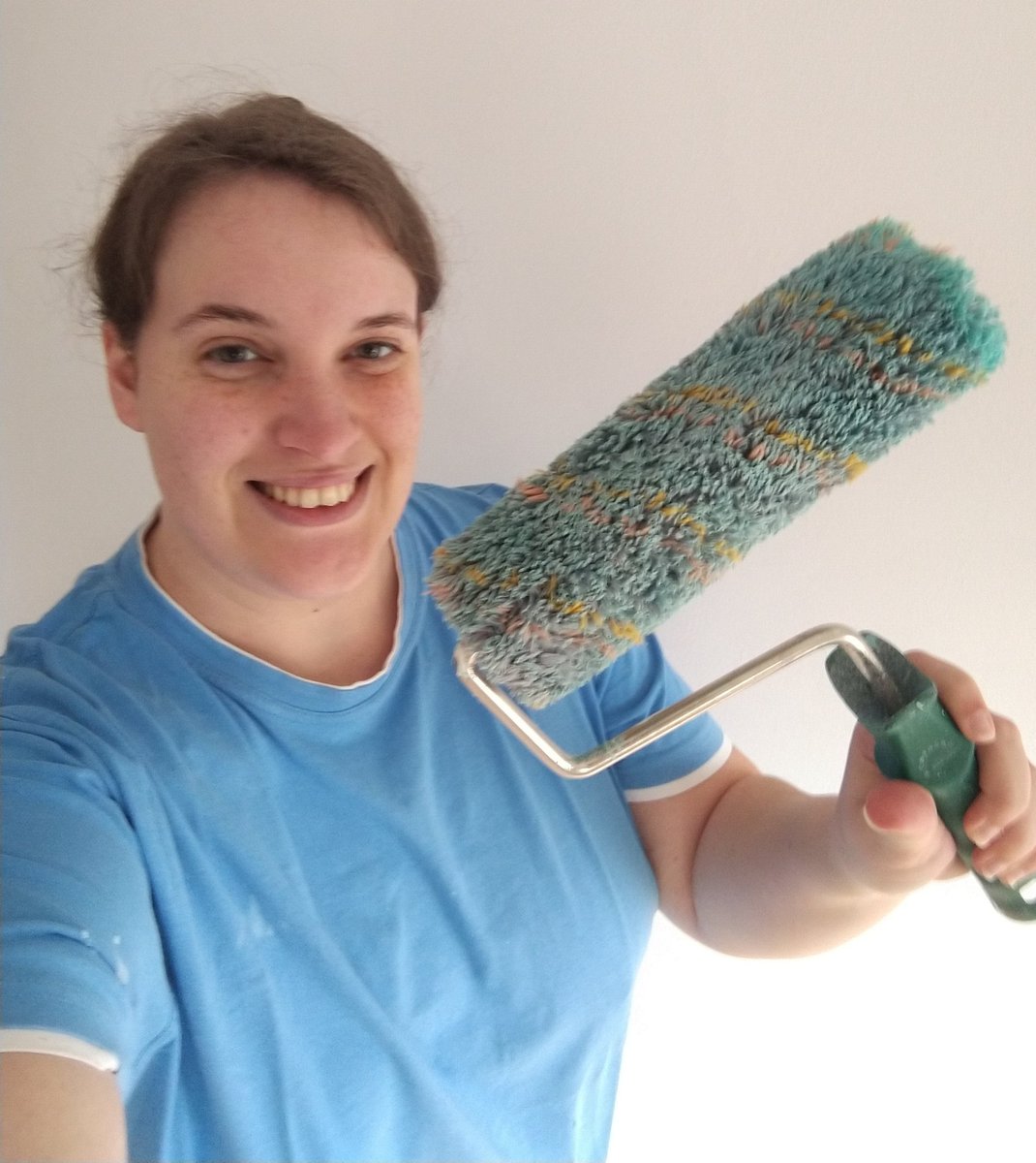 Rose_P_Katell's tweet photo. Cet après-midi, je délaisse l'écriture pour peindre mon futur coin de travail, le tout dans une tenue super classe ! ⚒️
#Peinture #Travaux #AuBoulot #Déménagement #Autrice #CoinTravail #Bureau https://t.co/ny0ka4JECw
