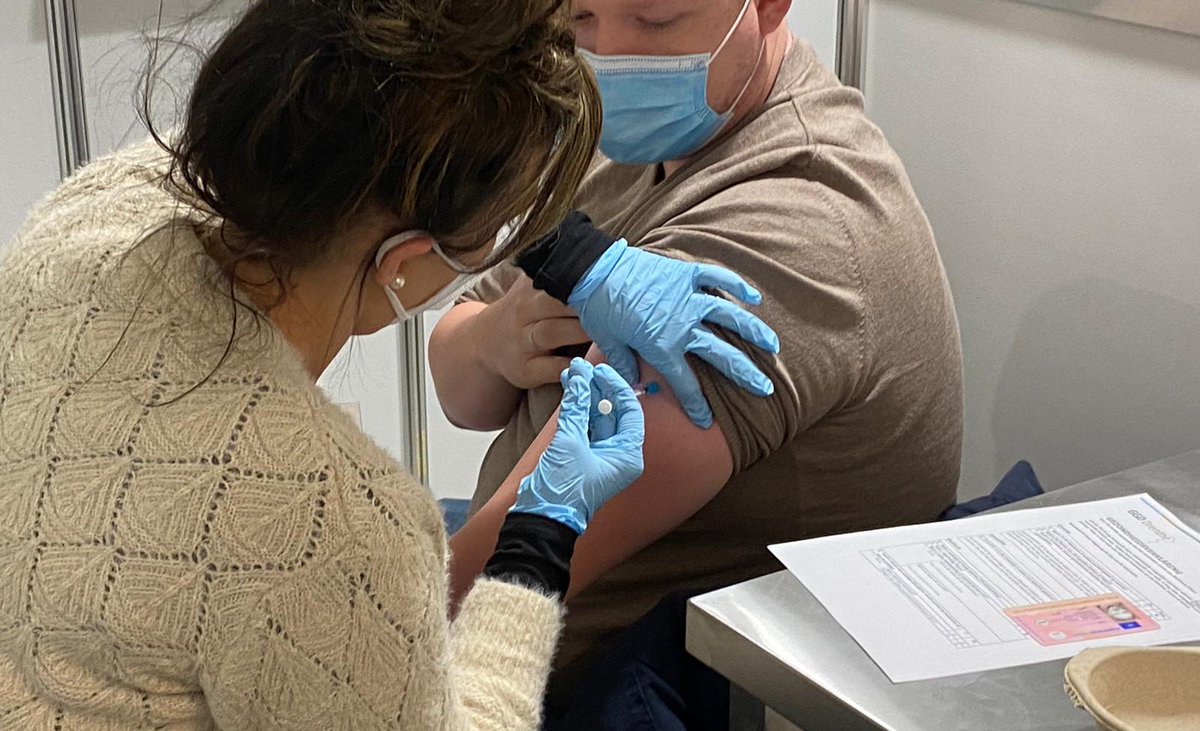 Kom jij ons in deze bijzondere tijden ondersteunen als #medewerker #vaccinatie? We zoeken enthousiaste en sociaal vaardige collega's (16-36u p/wk) voor het zetten, registreren en voorbereiden van de COVID-19 vaccinatie. Bekijk de #vacature bit.ly/3iBlXTm en reageer!