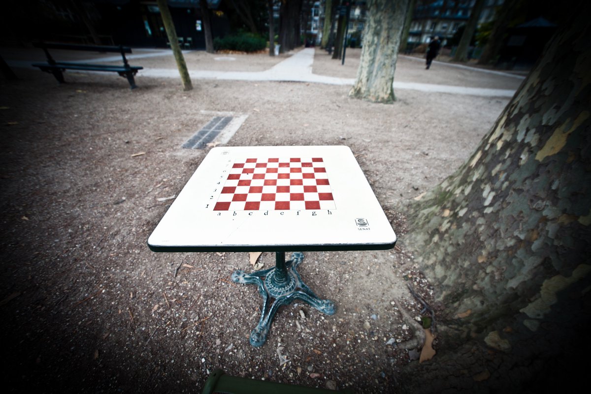 JardinLuco's tweet image. #LeSaviezVous ?

♟️Depuis de nombreuses années, les joueurs d'#échecs ont fait du #JardinduLuxembourg leur lieu de rendez-vous de plein air : 10 tables sont mis à leur disposition.

Il a succédé au #JardinDesPlantes qui les accueillait auparavant.

#LeJeuDeLaDame #TheQueensGambit