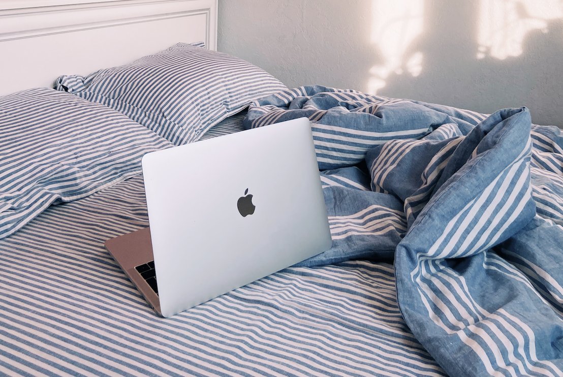 Трудоголизм. Хипстеры удаленка на кровати. Снится много работы. Спит на деньгах. Трудолюбивый человек.