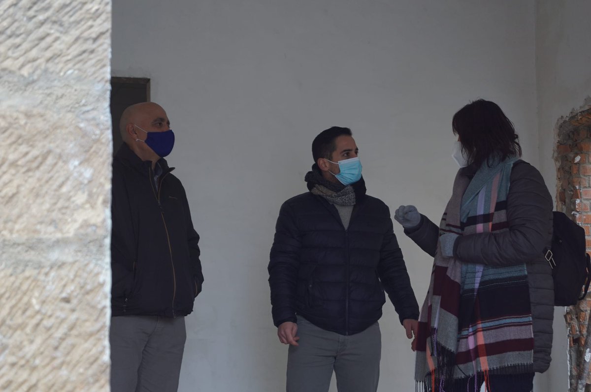 CsHuescaProv's tweet photo. 🍊 Esta mañana nuestro Diputado provincial @CristianRoyo3 ha visitado a Montserrat Galindo nuestra alcaldesa de #Azlor que le ha enseñando las obras 🚧 que se están ejecutando en el ayuntamiento https://t.co/YcNUbCGAbU