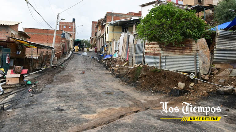 LosTiemposBol's tweet photo. #LTahora #Cochamba
Se reportan hundimientos en la OTB Mirador Alto Cochabamba.
📸 Carlos López – Los Tiempos https://t.co/qHDiyW4WYr