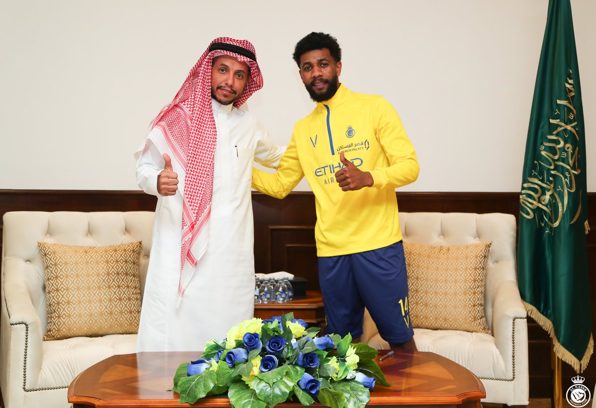 AlNassrFC's tweet photo. أنهى رئيس مجلس إدارة النادي الدكتور صفوان بن سليمان السويكت " قبل قليل " إجراءات تجديد عقد نجم منتخبنا الوطني ونادي النصر الكابتن سامي النجعي لمد�� ثلاث سنوات قادمة .
#النجعي_نصراوي https://t.co/CM1JJBaeOP