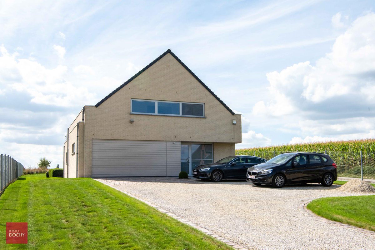 ImmoDochy's tweet photo. #TeKoop Instapklare villa in #Horebeke met zuidgerichte tuin en terras, ruime living met open haard, ingerichte halfopen keuken en bijkeuken, 3 slaapkamers, dressing, badkamer, zolder, dubbele garage en grote oprit. Interesse? https://t.co/NPcc53gchl https://t.co/DIoTPrurKe