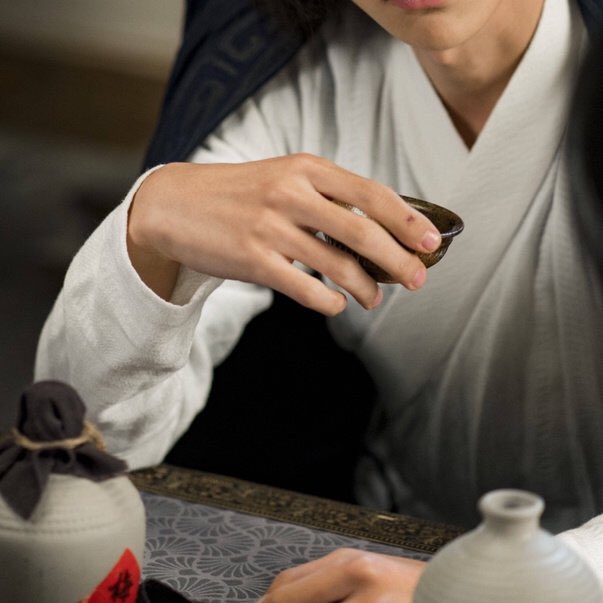 yibo’s hands from the legend of fei official weibo —a thread for yands enthusiasts!