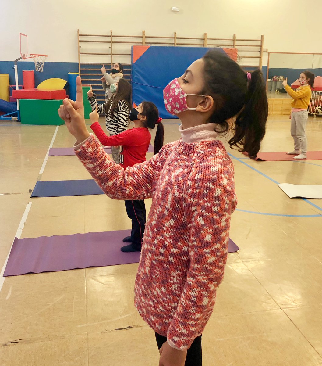 CervantesEscola's tweet image. L’alumnat de 4t s’estrena amb sessions de ioga dins l’horari lectiu. Formen part del projecte Respira i Connecta. Facilitem 45’ de relaxació setmanal per millorar la concentració, entre altres nombrosos beneficis, com parar i connectar amb la pròpia interioritat.#POEFA @EU_Social