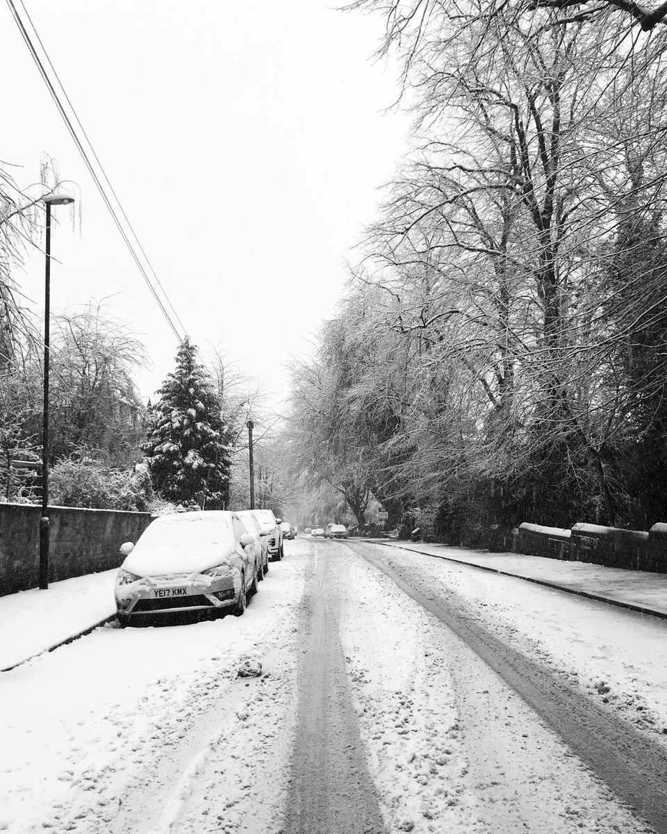 LPRental's tweet photo. View from Bainbrigge Road this morning ❄️☃️Winter is truly here - happy snow day! #snowday #headingley #winter #snowisfalling #doyouwanttobuildasnowman https://t.co/jbGxXQedyl
