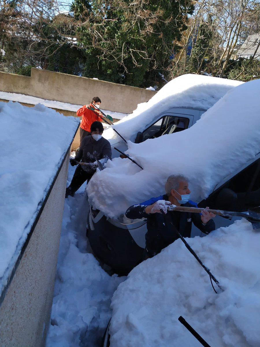 atenpace's tweet photo. En situaciones extremas como #Filomena, también hay personas "extremas"😳. Que ayudan, que aportan. Como los profesionales de @Atenpace que llevan días trabajando con frio, con dificultades de movilidad, para que volver el lunes.¡GRACIAS,GRACIAS! Por favor, un aplauso👏👏 https://t.co/RVyPxhcxuk