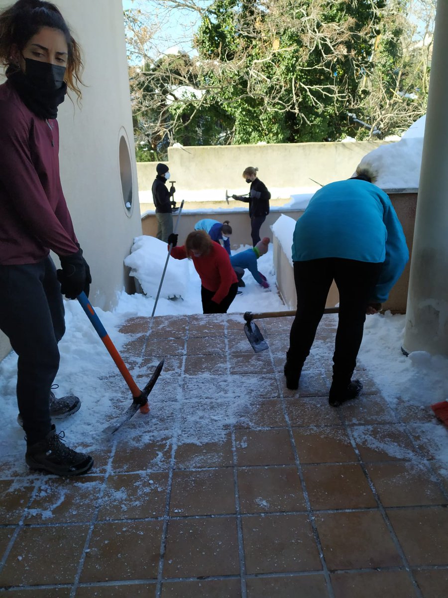 atenpace's tweet photo. En situaciones extremas como #Filomena, también hay personas "extremas"😳. Que ayudan, que aportan. Como los profesionales de @Atenpace que llevan días trabajando con frio, con dificultades de movilidad, para que volver el lunes.¡GRACIAS,GRACIAS! Por favor, un aplauso👏👏 https://t.co/RVyPxhcxuk