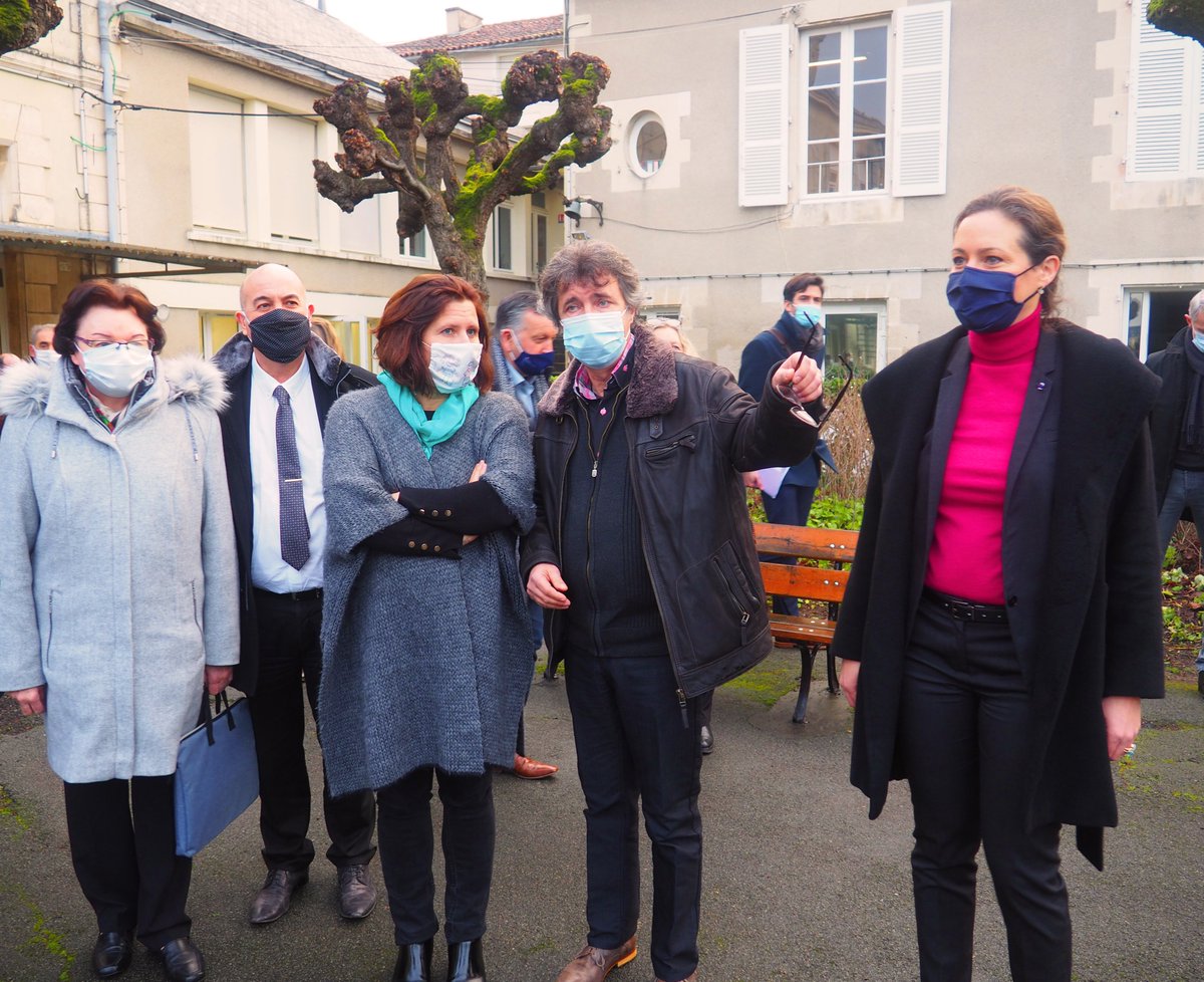 acpoitiers's tweet photo. Visite de la ministre déléguée, chargée des sports @RoxaMaracineanu à l'école D.Allard-J.Ferry #Poitiers

✅Programme #SavoirRouler à vélo, en trottinette avec les élèves de CE2
✅Séquence #EDD et littérature avec les élèves CM2

#Sport #DevelopementDurable https://t.co/QzU0F42OjA