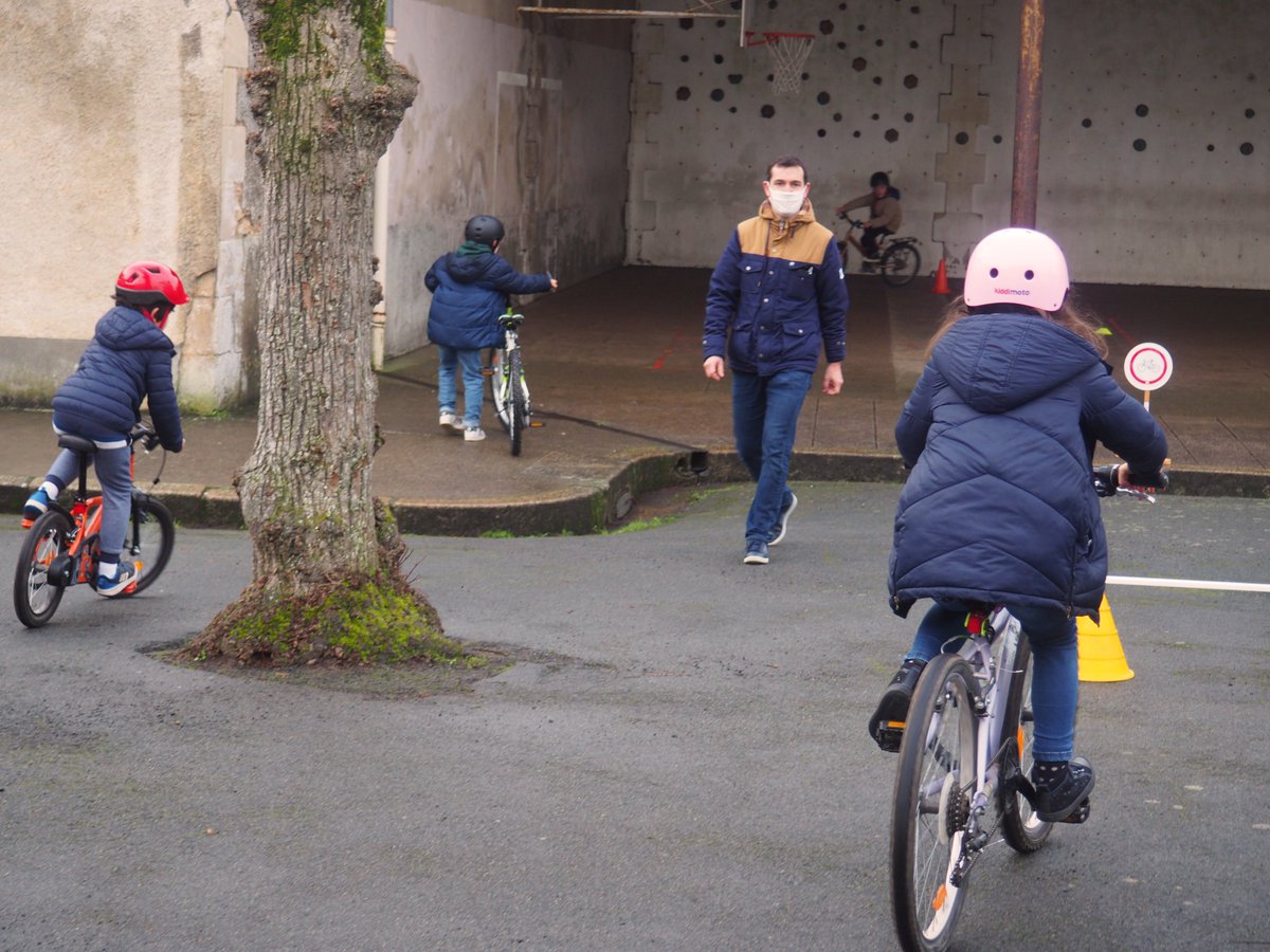 acpoitiers's tweet photo. Visite de la ministre déléguée, chargée des sports @RoxaMaracineanu à l'école D.Allard-J.Ferry #Poitiers

✅Programme #SavoirRouler à vélo, en trottinette avec les élèves de CE2
✅Séquence #EDD et littérature avec les élèves CM2

#Sport #DevelopementDurable https://t.co/QzU0F42OjA