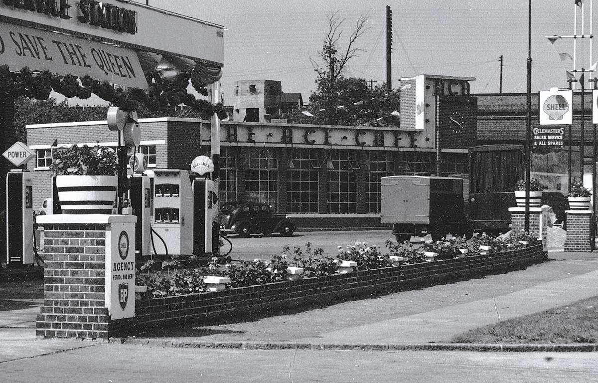 acecafelondon's tweet photo. Can you guess the year this photograph was taken for today's #throwbackthursday? 

(There's some clues in the photo!) 😉 https://t.co/07pet3qLCu