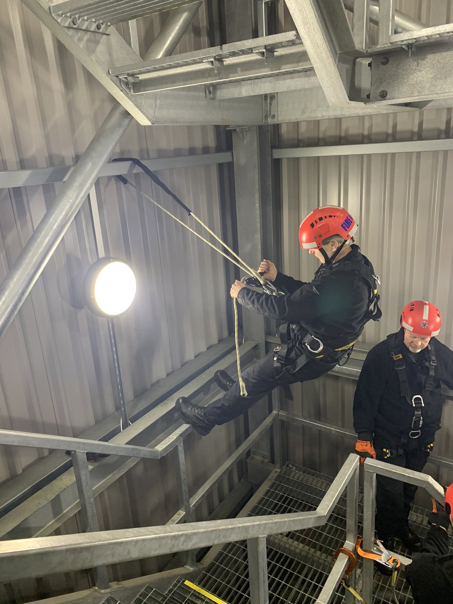 Fordbridgefire's tweet photo. White Watch doing working at height training in various work positioning routines.
Great watch interaction. https://t.co/kvkO6PQKsu