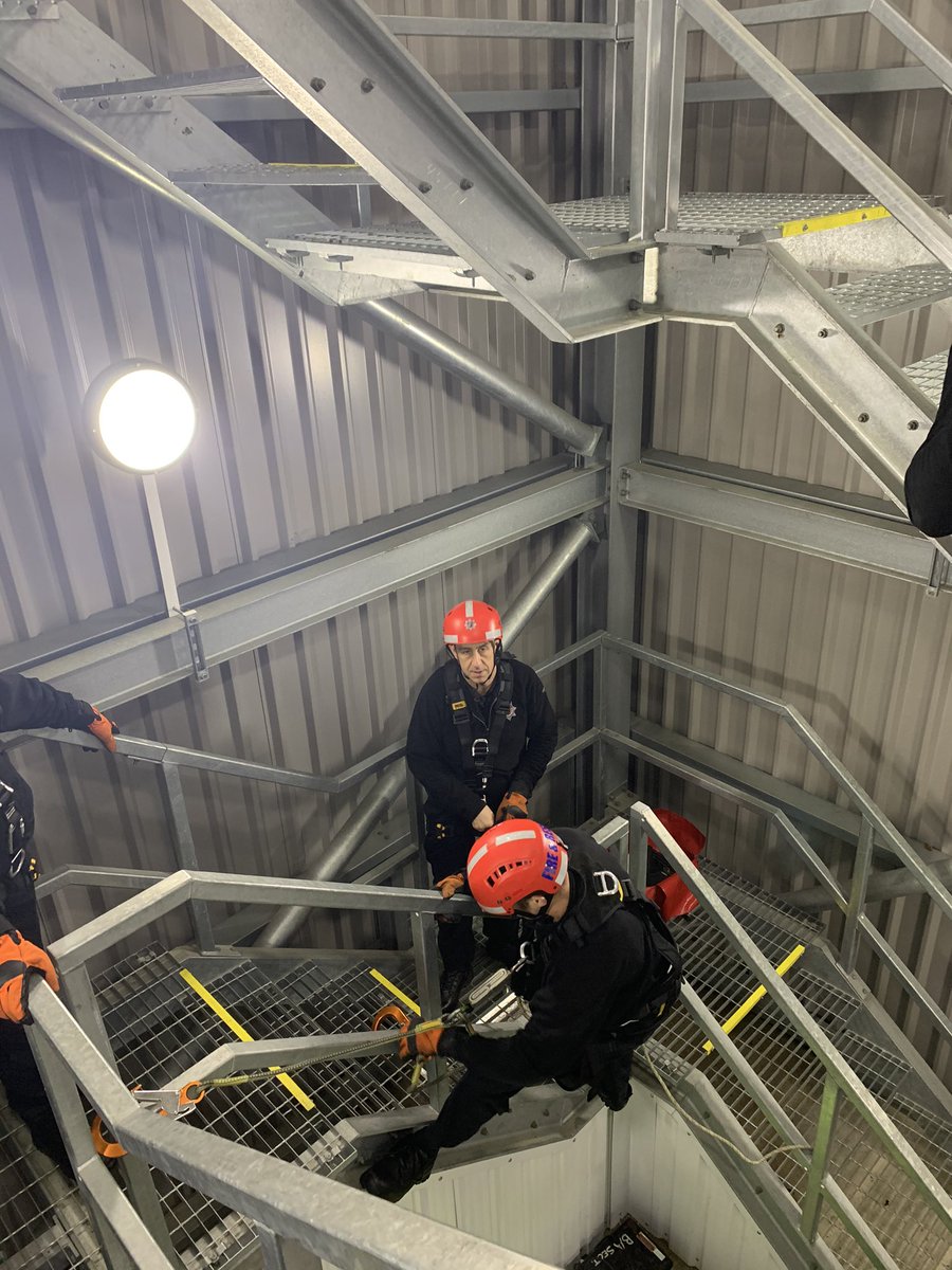 Fordbridgefire's tweet photo. White Watch doing working at height training in various work positioning routines.
Great watch interaction. https://t.co/kvkO6PQKsu