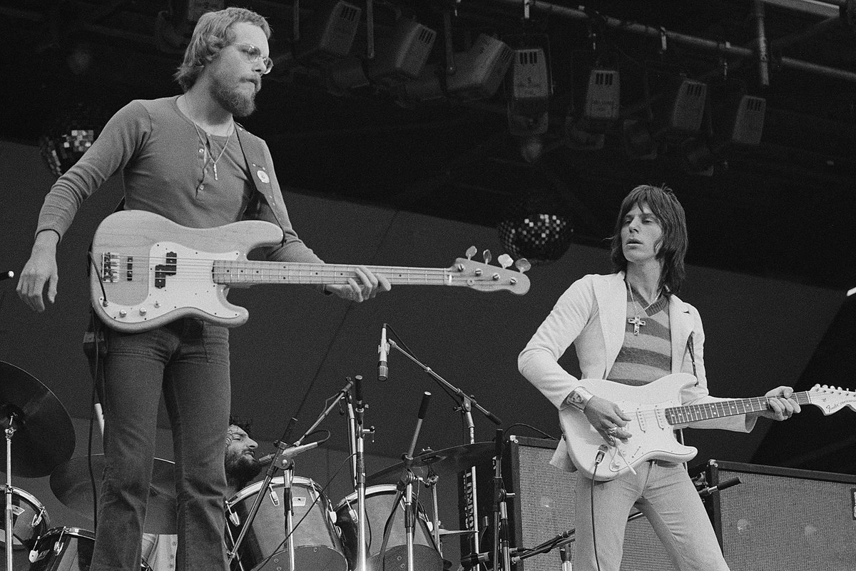 Muere TIM BOGERT, prodigio del bajo (de 4, 5 y 6 cuerdas). Comenzó ralentizando canciones en Vanilla Fudge pero luego, siguiendo con el baterista Carmine Appice, aceleró en Cactus y en el power trio con Jeff Beck. Tocó también con Rick Derringer o Bob Weir youtu.be/i6v7nBS5Wuo