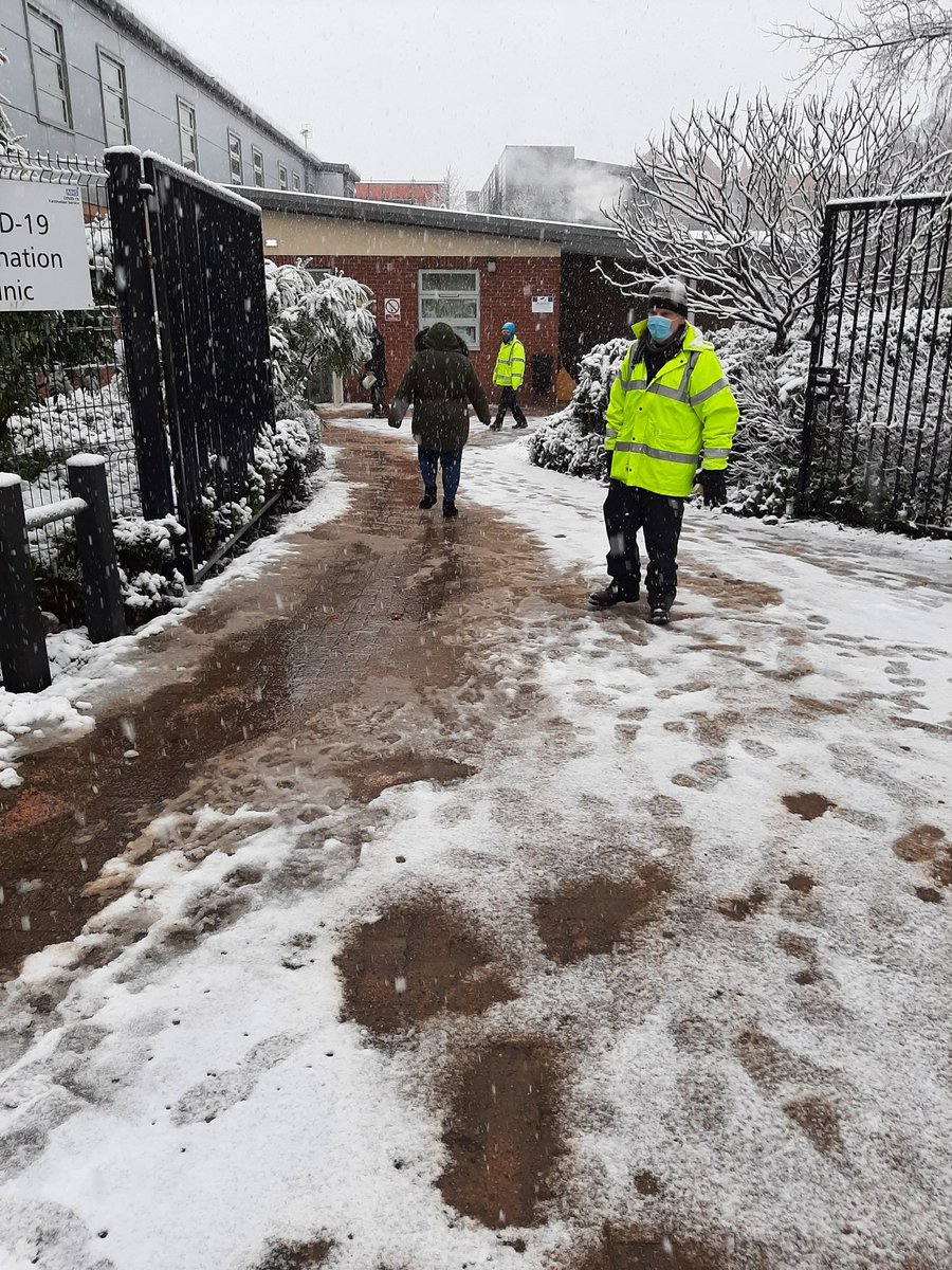 Thanks to our amazing community volunteers keeping us open for covid vax and big up @LeedsCC_News for the gritting. One system. @LeedsGp @BeingMo @tomriordan @cllrjudithblake